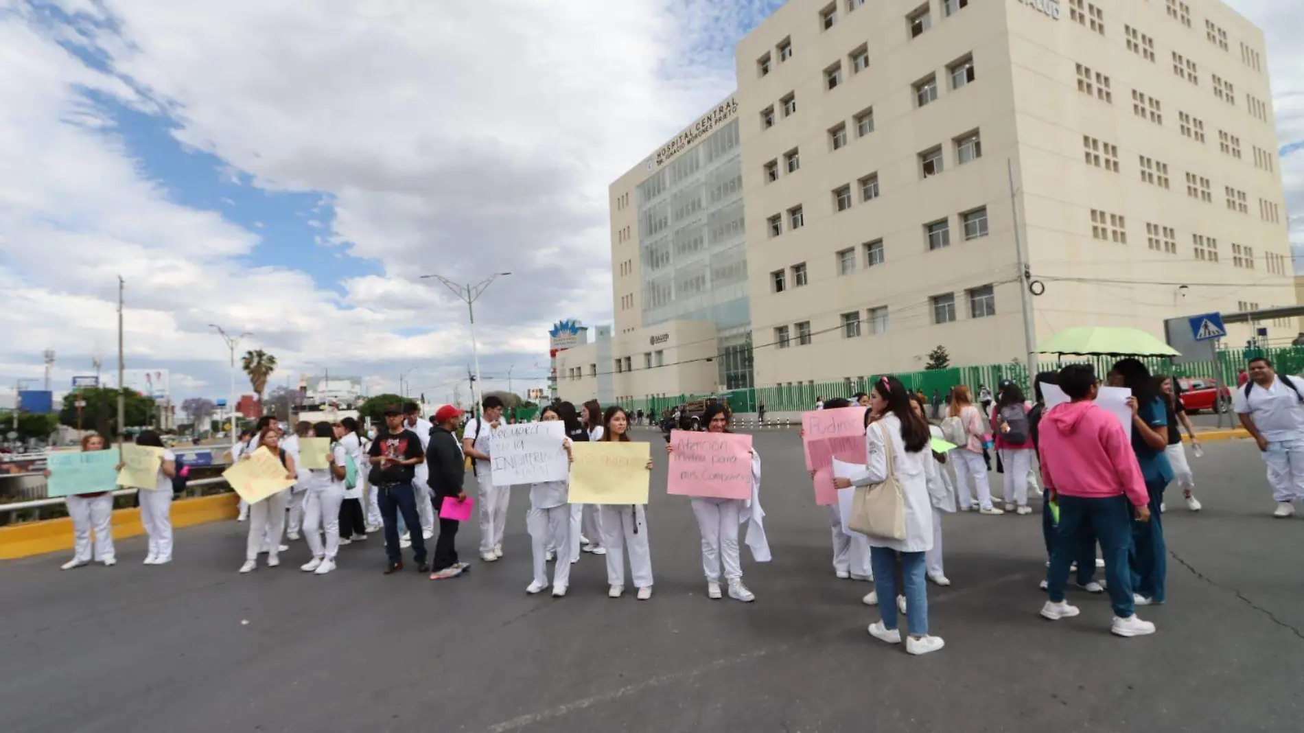 Estudiantes toman la Facultad de Estomatología de la UASLP y bloquean glorieta Bocanegra (5)